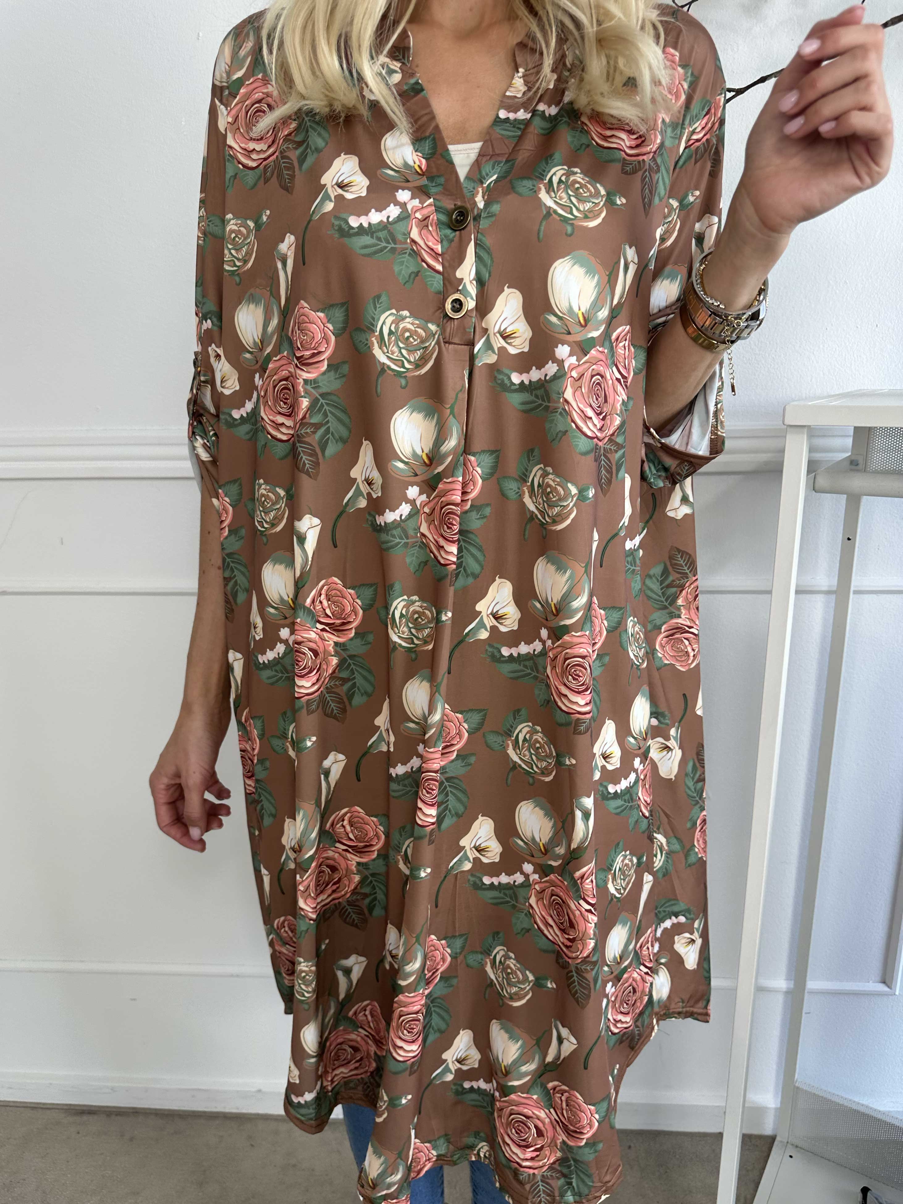 Ebba Flower Long - Sød blomstret kjole i elastisk stof